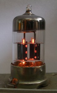 Vakuuminis triodas, mikroprocesorių tranzistorių senelis.