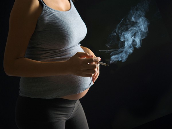 Rūkanti motina sąlygoja epigenetinių pokyčių atsiradimą ne tik savo, bet išnešiojamo vaiko organizmuose.